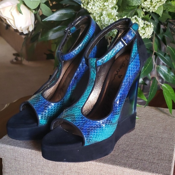 Shoes - Picture 3 of 8